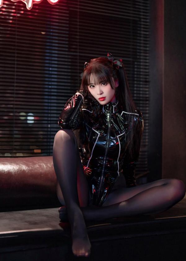    轩萧学姐黑丝通讯官写真，性感漆皮制服搭配诱惑黑丝，冷艳氛围感御姐私房大尺度美图[60P]第7张图片