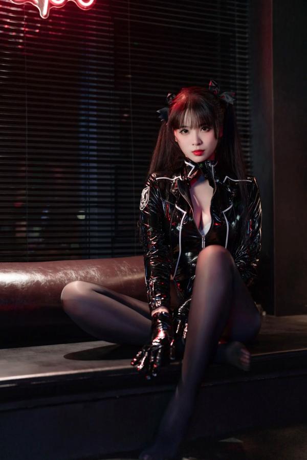    轩萧学姐黑丝通讯官写真，性感漆皮制服搭配诱惑黑丝，冷艳氛围感御姐私房大尺度美图[60P]第15张图片