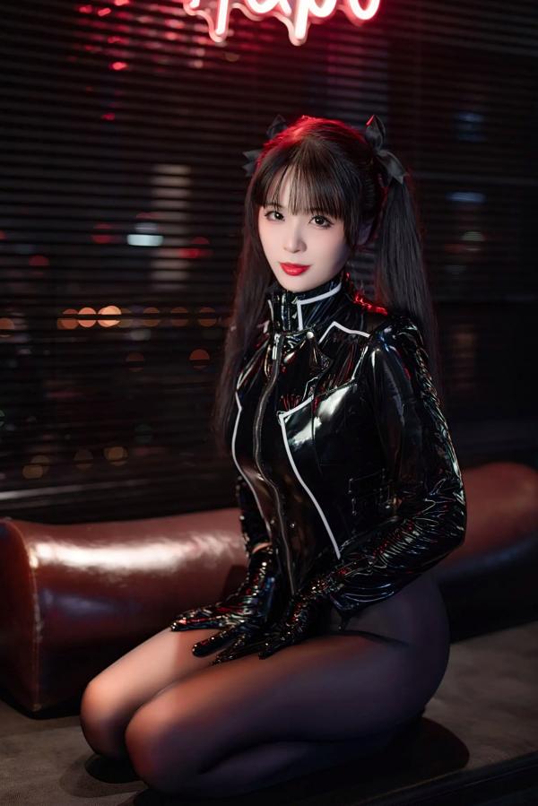    轩萧学姐黑丝通讯官写真，性感漆皮制服搭配诱惑黑丝，冷艳氛围感御姐私房大尺度美图[60P]第31张图片