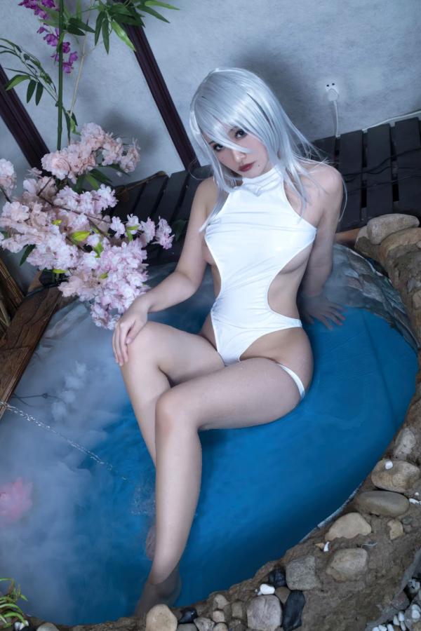    洛璃LoLiSAMA《尼尔》A2角色扮演，日式庭院唯美实拍，极致诱惑白色高叉竞泳装，冷艳动人私房写真第52张图片