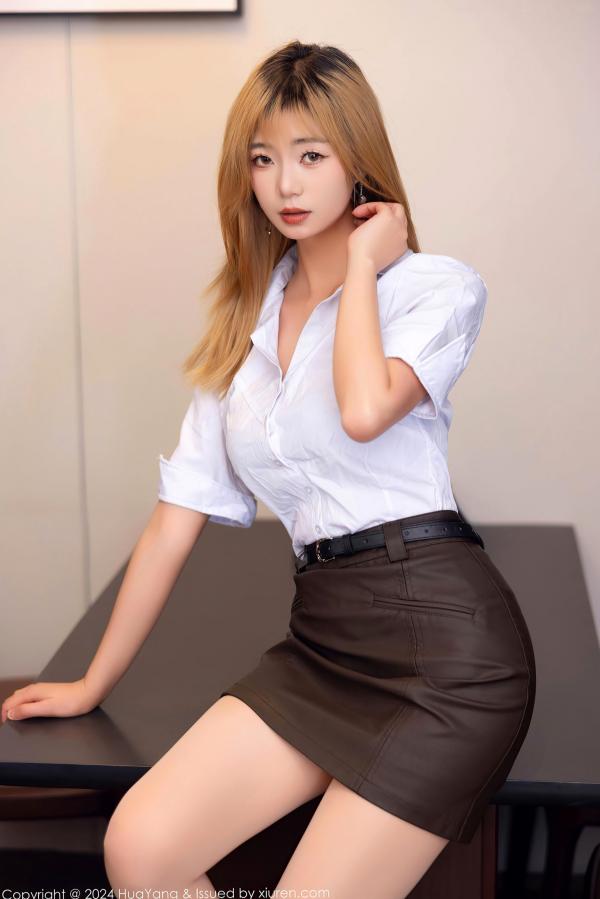    HuaYang花漾-625期：宋kiki精彩演绎办公室OL制服诱惑，白衬衫黑皮裙展现职场魅惑，更有褪去短裙后的肉丝美腿特写，极致性感视觉盛宴。第3张图片