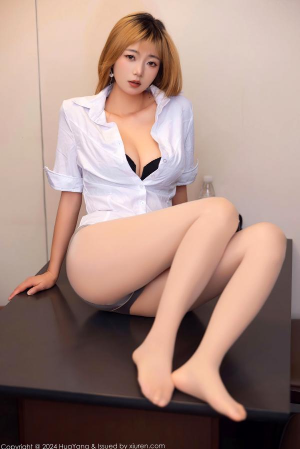    HuaYang花漾-625期：宋kiki精彩演绎办公室OL制服诱惑，白衬衫黑皮裙展现职场魅惑，更有褪去短裙后的肉丝美腿特写，极致性感视觉盛宴。第45张图片