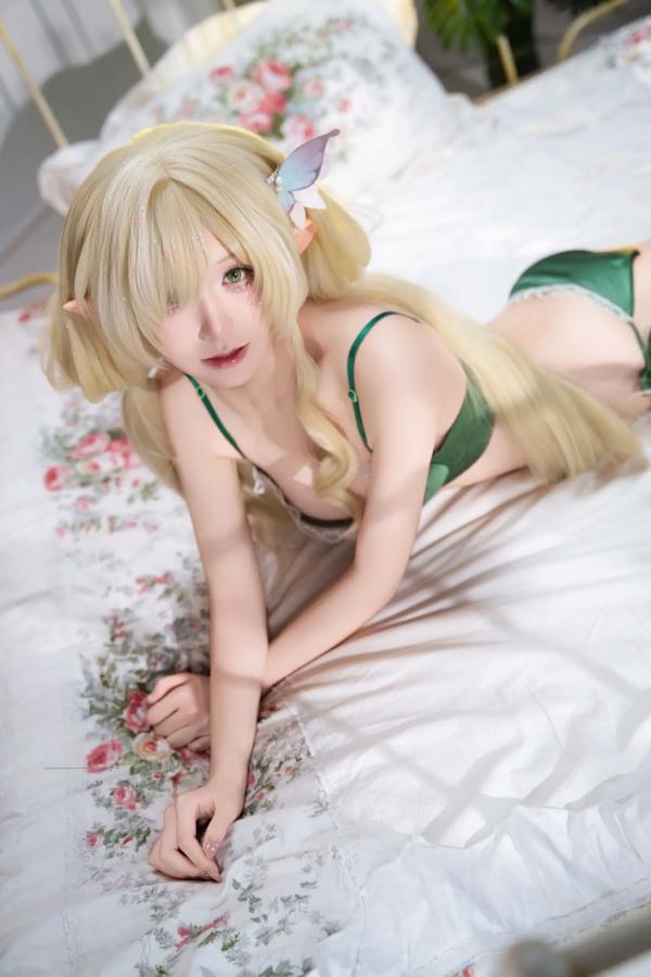    双木扶苏精灵少女cosplay，祖母绿丝缎内衣展现灵动童颜与火辣身材，诱惑私房写真第7张图片