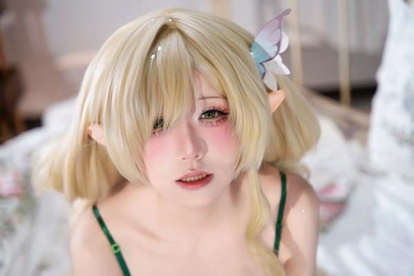    双木扶苏精灵少女cosplay，祖母绿丝缎内衣展现灵动童颜与火辣身材，诱惑私房写真第42张图片