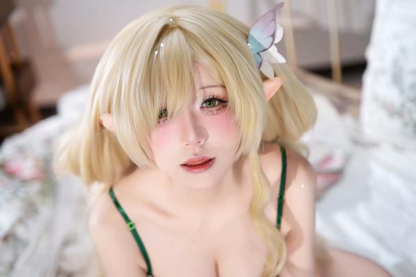    双木扶苏精灵少女cosplay，祖母绿丝缎内衣展现灵动童颜与火辣身材，诱惑私房写真第43张图片