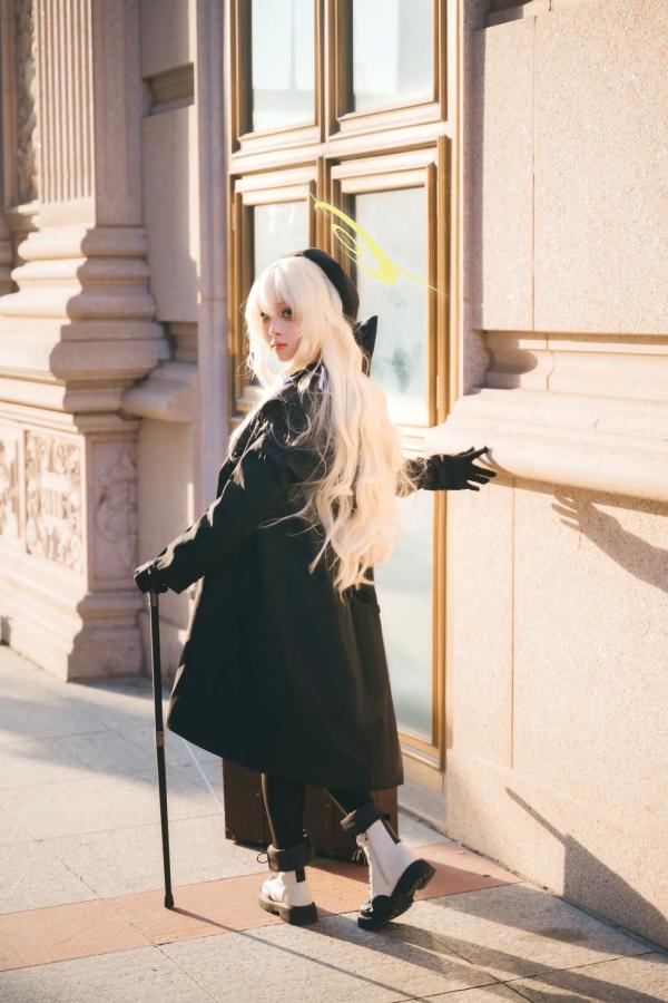    矢量鱼 笑面教授 Cosplay 黑色风衣优雅气质美少女 欧式背景神秘魅影 黑丝美腿写真 [37P]第1张图片