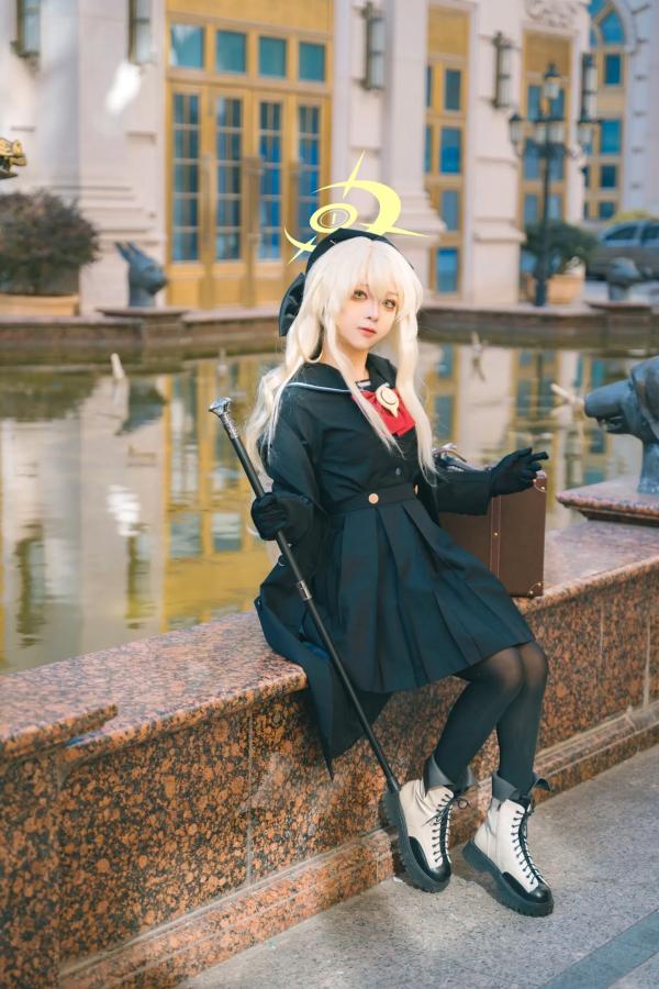    矢量鱼 笑面教授 Cosplay 黑色风衣优雅气质美少女 欧式背景神秘魅影 黑丝美腿写真 [37P]第3张图片