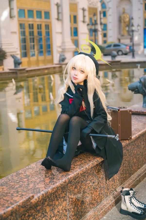    矢量鱼 笑面教授 Cosplay 黑色风衣优雅气质美少女 欧式背景神秘魅影 黑丝美腿写真 [37P]第4张图片