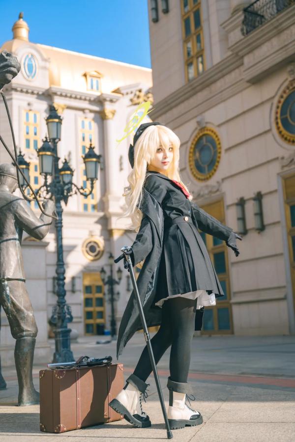    矢量鱼 笑面教授 Cosplay 黑色风衣优雅气质美少女 欧式背景神秘魅影 黑丝美腿写真 [37P]第6张图片