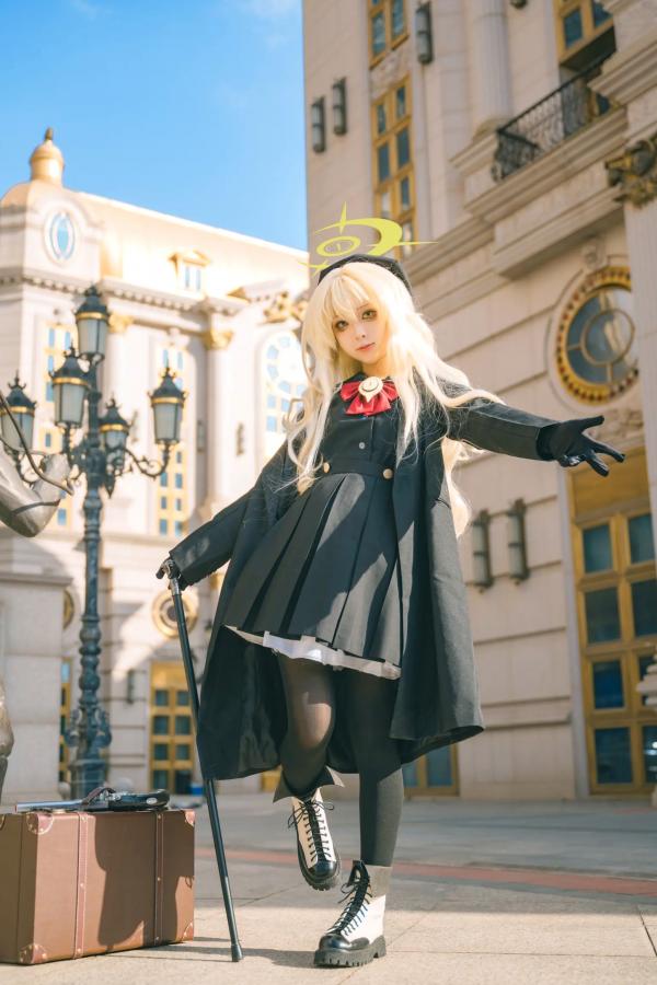    矢量鱼 笑面教授 Cosplay 黑色风衣优雅气质美少女 欧式背景神秘魅影 黑丝美腿写真 [37P]第7张图片