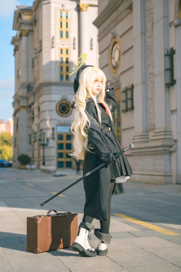    矢量鱼 笑面教授 Cosplay 黑色风衣优雅气质美少女 欧式背景神秘魅影 黑丝美腿写真 [37P]第10张图片