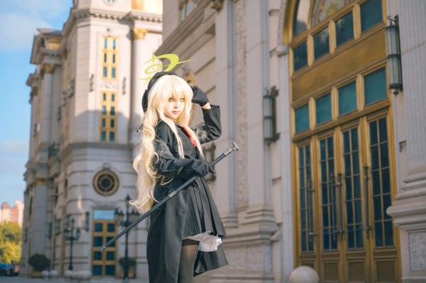    矢量鱼 笑面教授 Cosplay 黑色风衣优雅气质美少女 欧式背景神秘魅影 黑丝美腿写真 [37P]第11张图片