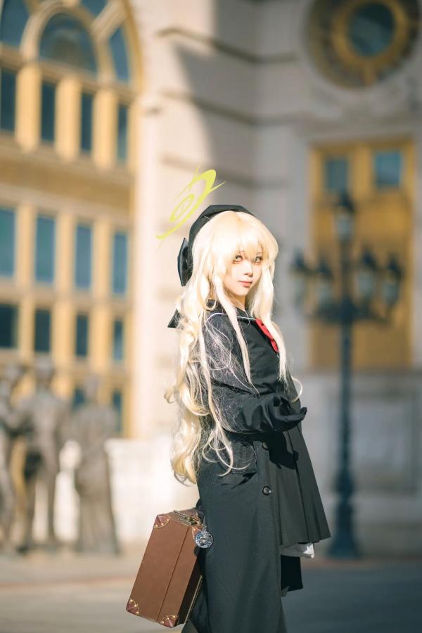    矢量鱼 笑面教授 Cosplay 黑色风衣优雅气质美少女 欧式背景神秘魅影 黑丝美腿写真 [37P]第13张图片