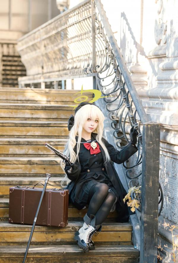    矢量鱼 笑面教授 Cosplay 黑色风衣优雅气质美少女 欧式背景神秘魅影 黑丝美腿写真 [37P]第14张图片