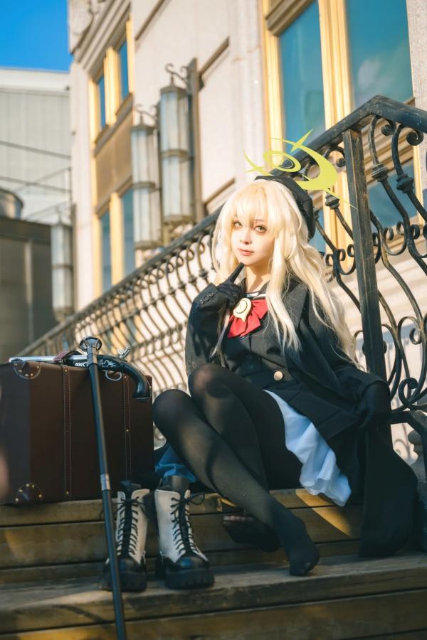    矢量鱼 笑面教授 Cosplay 黑色风衣优雅气质美少女 欧式背景神秘魅影 黑丝美腿写真 [37P]第17张图片