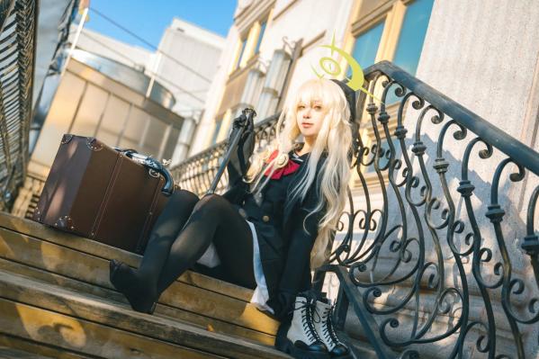    矢量鱼 笑面教授 Cosplay 黑色风衣优雅气质美少女 欧式背景神秘魅影 黑丝美腿写真 [37P]第18张图片