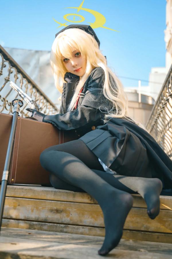    矢量鱼 笑面教授 Cosplay 黑色风衣优雅气质美少女 欧式背景神秘魅影 黑丝美腿写真 [37P]第19张图片