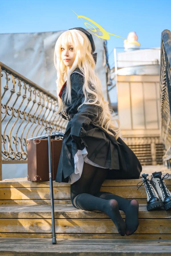   矢量鱼 笑面教授 Cosplay 黑色风衣优雅气质美少女 欧式背景神秘魅影 黑丝美腿写真 [37P]第20张图片