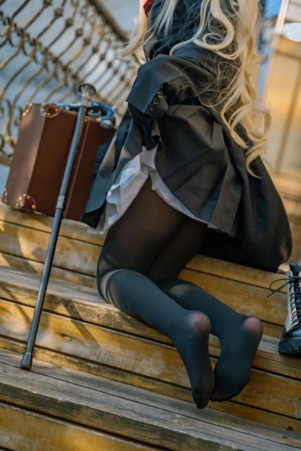    矢量鱼 笑面教授 Cosplay 黑色风衣优雅气质美少女 欧式背景神秘魅影 黑丝美腿写真 [37P]第21张图片
