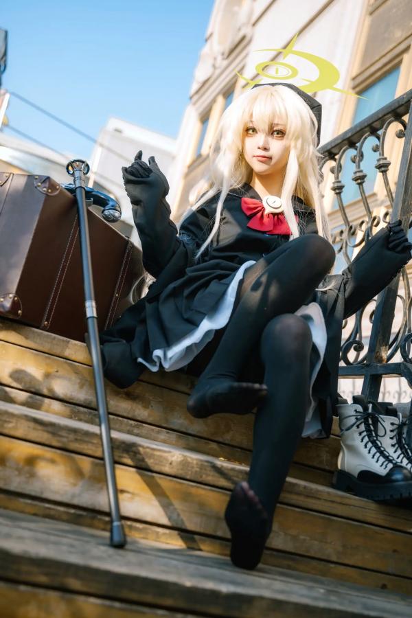    矢量鱼 笑面教授 Cosplay 黑色风衣优雅气质美少女 欧式背景神秘魅影 黑丝美腿写真 [37P]第22张图片