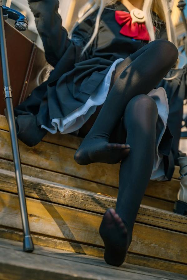    矢量鱼 笑面教授 Cosplay 黑色风衣优雅气质美少女 欧式背景神秘魅影 黑丝美腿写真 [37P]第23张图片