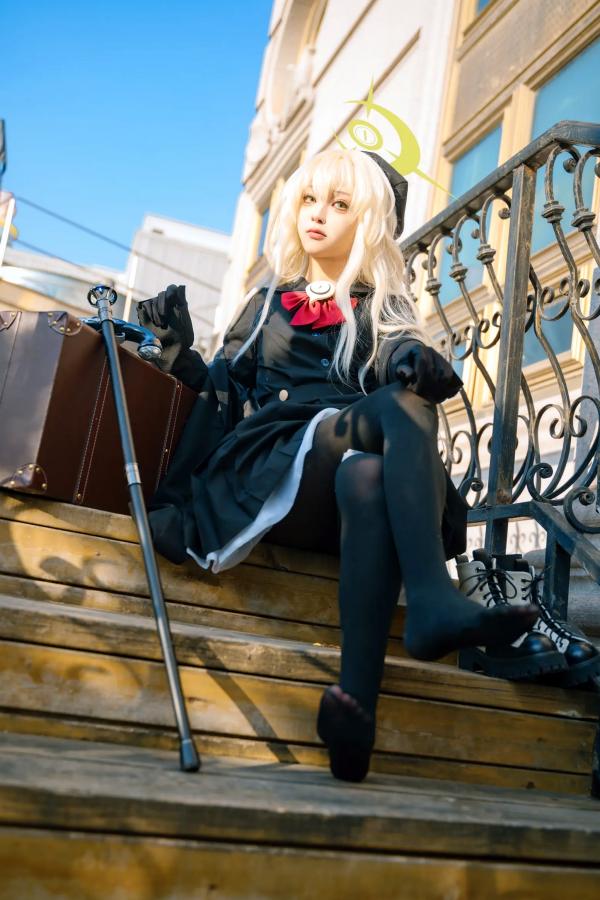    矢量鱼 笑面教授 Cosplay 黑色风衣优雅气质美少女 欧式背景神秘魅影 黑丝美腿写真 [37P]第24张图片