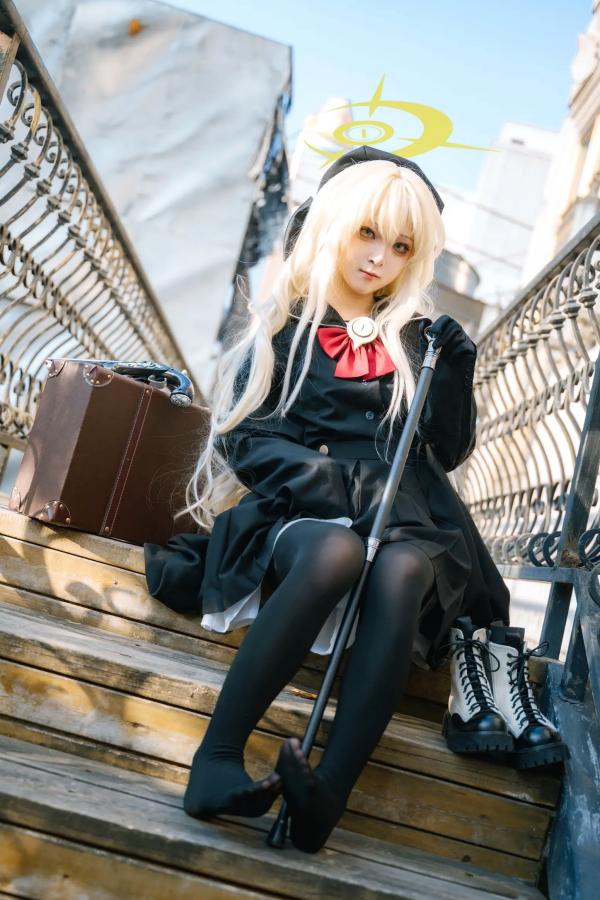    矢量鱼 笑面教授 Cosplay 黑色风衣优雅气质美少女 欧式背景神秘魅影 黑丝美腿写真 [37P]第25张图片