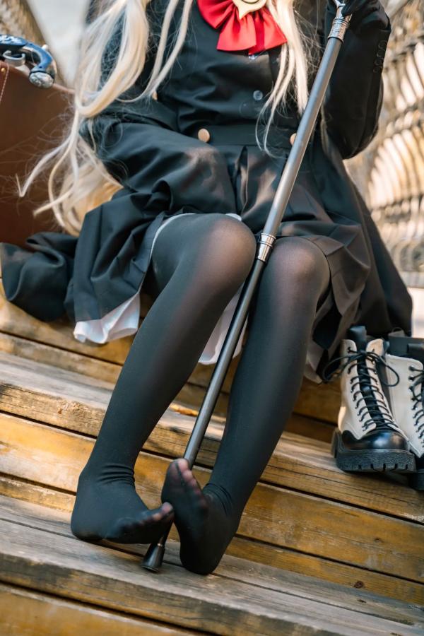    矢量鱼 笑面教授 Cosplay 黑色风衣优雅气质美少女 欧式背景神秘魅影 黑丝美腿写真 [37P]第26张图片