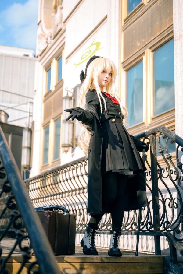    矢量鱼 笑面教授 Cosplay 黑色风衣优雅气质美少女 欧式背景神秘魅影 黑丝美腿写真 [37P]第27张图片