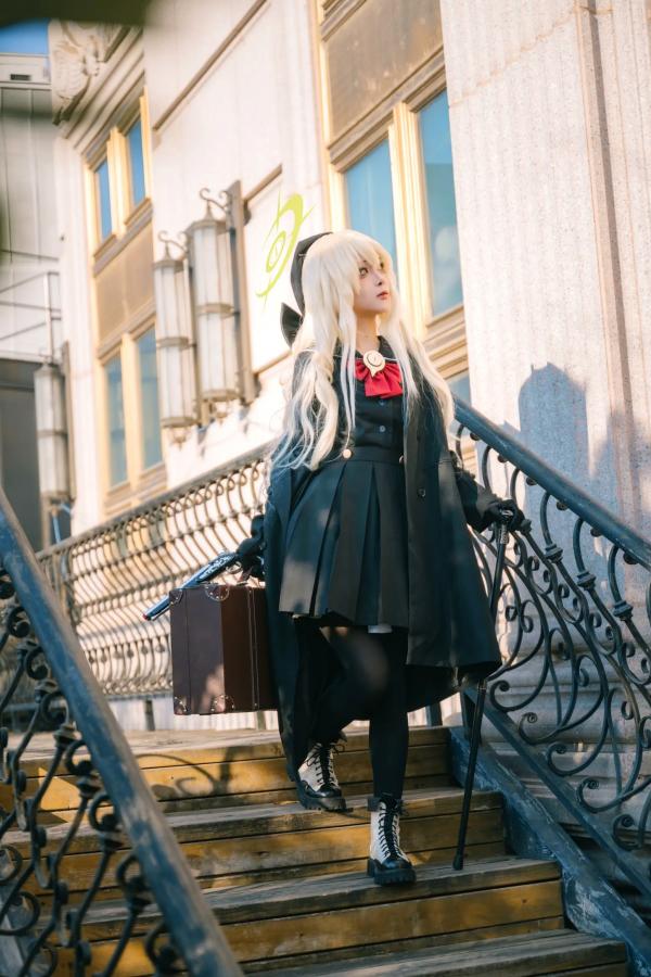    矢量鱼 笑面教授 Cosplay 黑色风衣优雅气质美少女 欧式背景神秘魅影 黑丝美腿写真 [37P]第28张图片