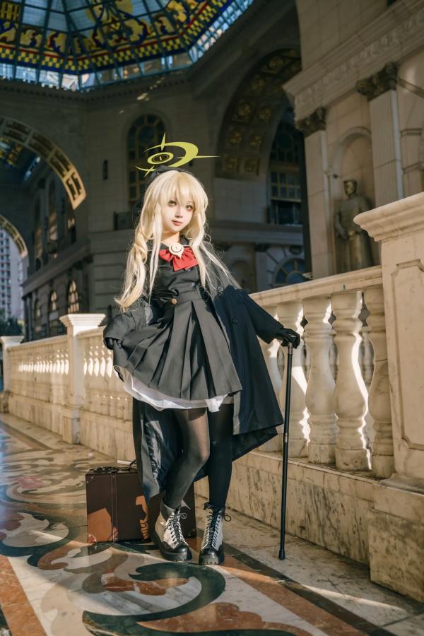    矢量鱼 笑面教授 Cosplay 黑色风衣优雅气质美少女 欧式背景神秘魅影 黑丝美腿写真 [37P]第29张图片