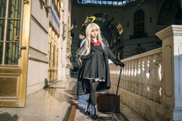    矢量鱼 笑面教授 Cosplay 黑色风衣优雅气质美少女 欧式背景神秘魅影 黑丝美腿写真 [37P]第30张图片