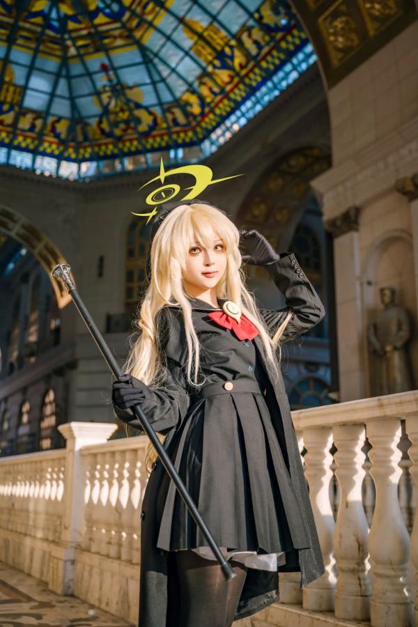   矢量鱼 笑面教授 Cosplay 黑色风衣优雅气质美少女 欧式背景神秘魅影 黑丝美腿写真 [37P]第31张图片