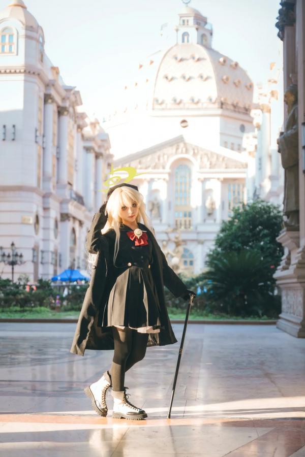    矢量鱼 笑面教授 Cosplay 黑色风衣优雅气质美少女 欧式背景神秘魅影 黑丝美腿写真 [37P]第32张图片