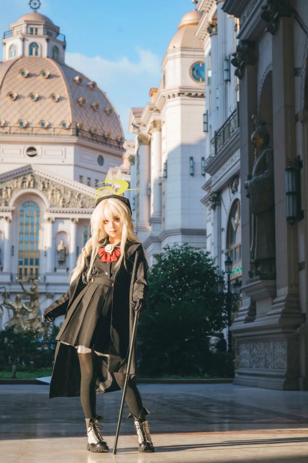    矢量鱼 笑面教授 Cosplay 黑色风衣优雅气质美少女 欧式背景神秘魅影 黑丝美腿写真 [37P]第33张图片