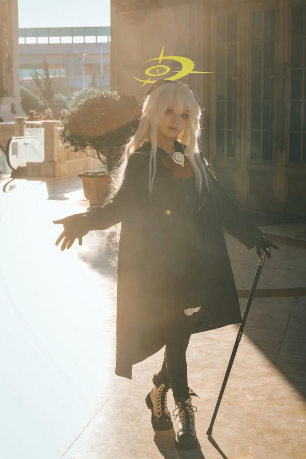    矢量鱼 笑面教授 Cosplay 黑色风衣优雅气质美少女 欧式背景神秘魅影 黑丝美腿写真 [37P]第34张图片