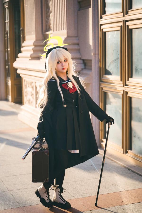    矢量鱼 笑面教授 Cosplay 黑色风衣优雅气质美少女 欧式背景神秘魅影 黑丝美腿写真 [37P]第37张图片