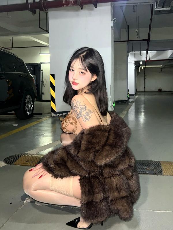    小u优优子 地下车库性感写真 貂皮大衣搭配蕾丝内衣诱惑 [50P]第1张图片