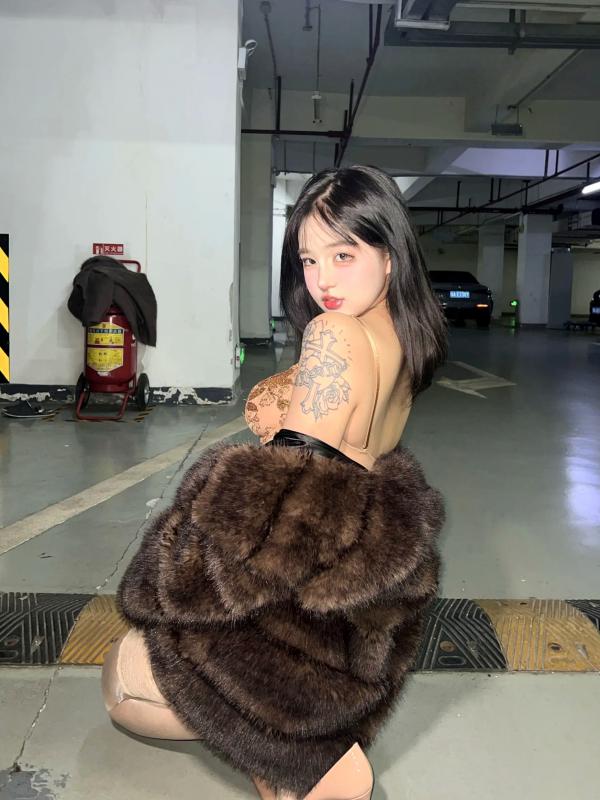    小u优优子 地下车库性感写真 貂皮大衣搭配蕾丝内衣诱惑 [50P]第2张图片