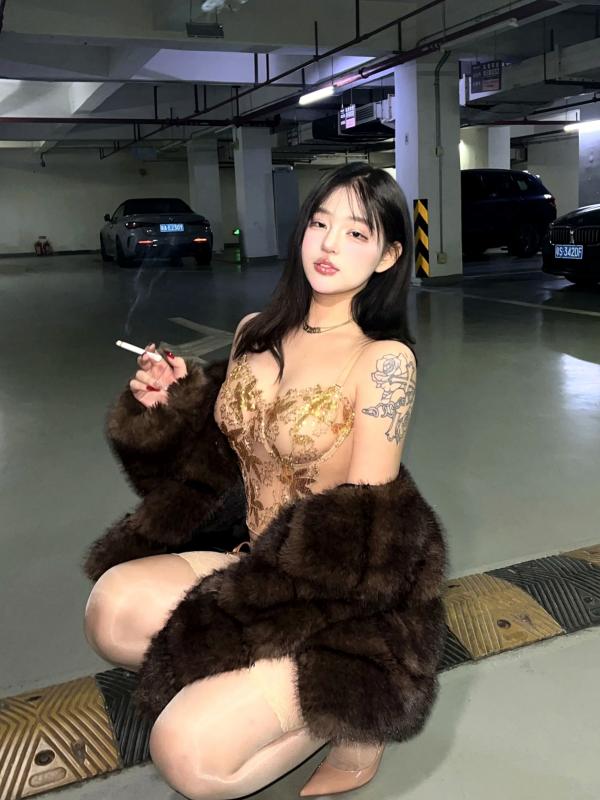    小u优优子 地下车库性感写真 貂皮大衣搭配蕾丝内衣诱惑 [50P]第5张图片