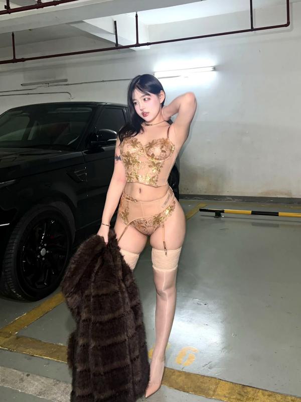    小u优优子 地下车库性感写真 貂皮大衣搭配蕾丝内衣诱惑 [50P]第6张图片