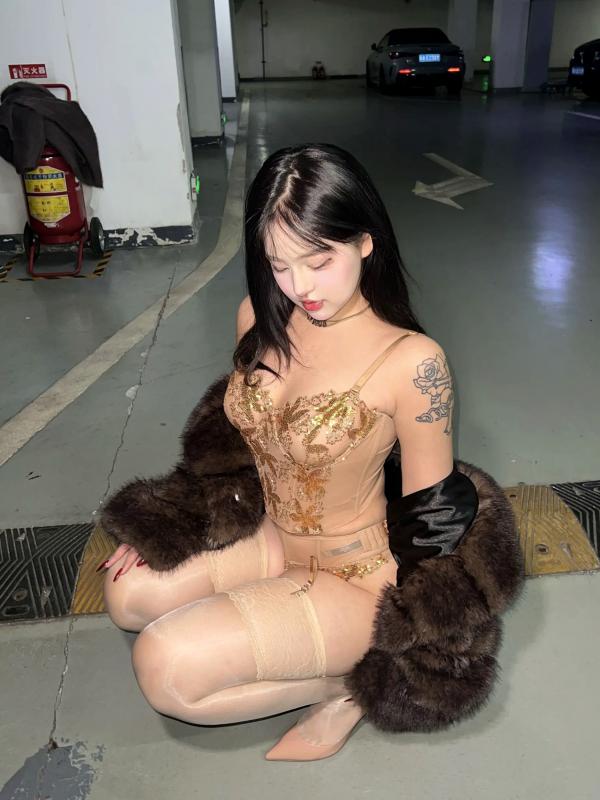    小u优优子 地下车库性感写真 貂皮大衣搭配蕾丝内衣诱惑 [50P]第9张图片