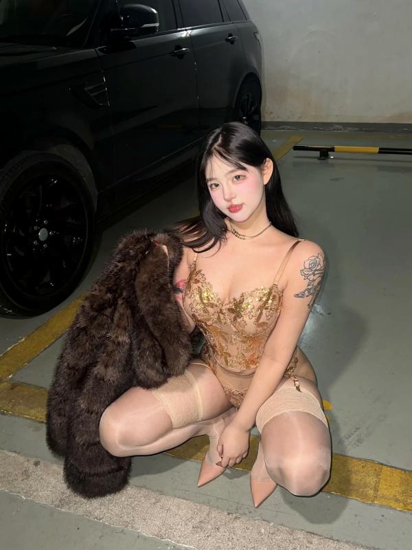    小u优优子 地下车库性感写真 貂皮大衣搭配蕾丝内衣诱惑 [50P]第11张图片