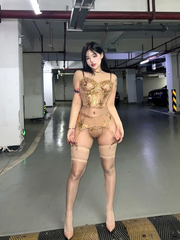    小u优优子 地下车库性感写真 貂皮大衣搭配蕾丝内衣诱惑 [50P]第12张图片
