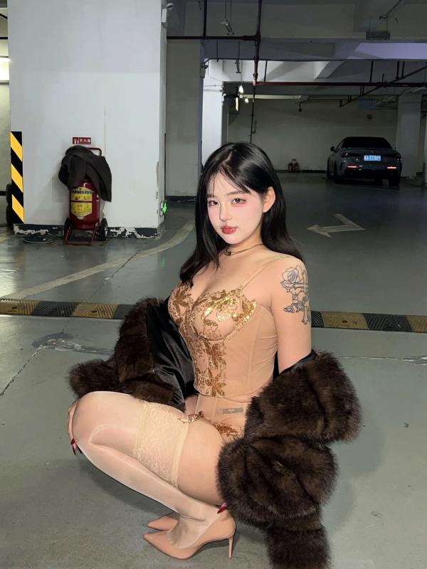    小u优优子 地下车库性感写真 貂皮大衣搭配蕾丝内衣诱惑 [50P]第15张图片