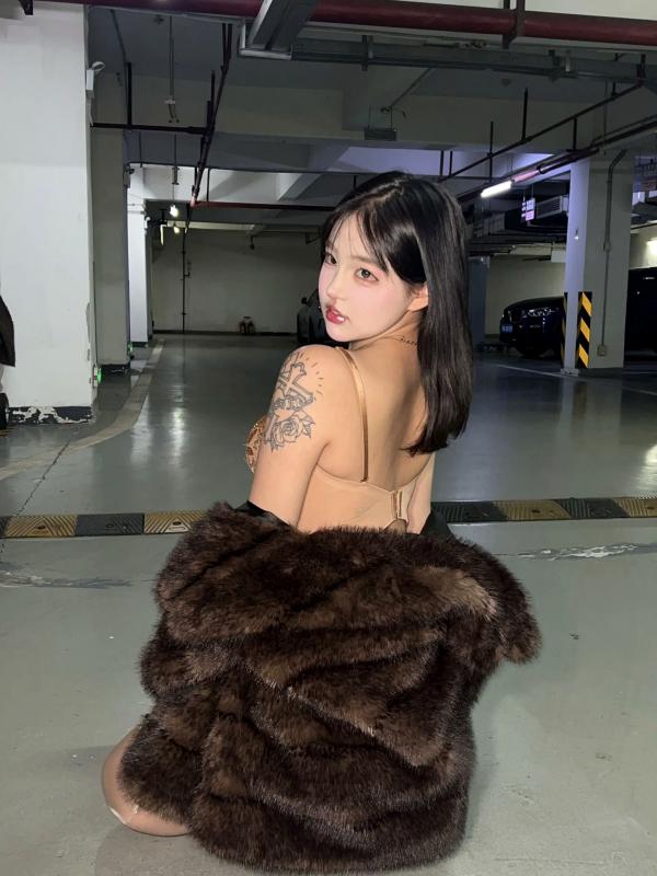    小u优优子 地下车库性感写真 貂皮大衣搭配蕾丝内衣诱惑 [50P]第16张图片