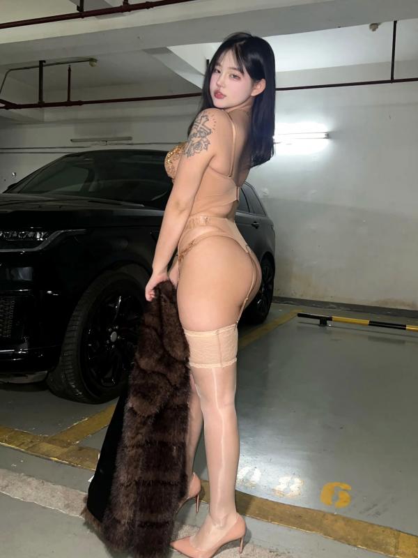    小u优优子 地下车库性感写真 貂皮大衣搭配蕾丝内衣诱惑 [50P]第24张图片