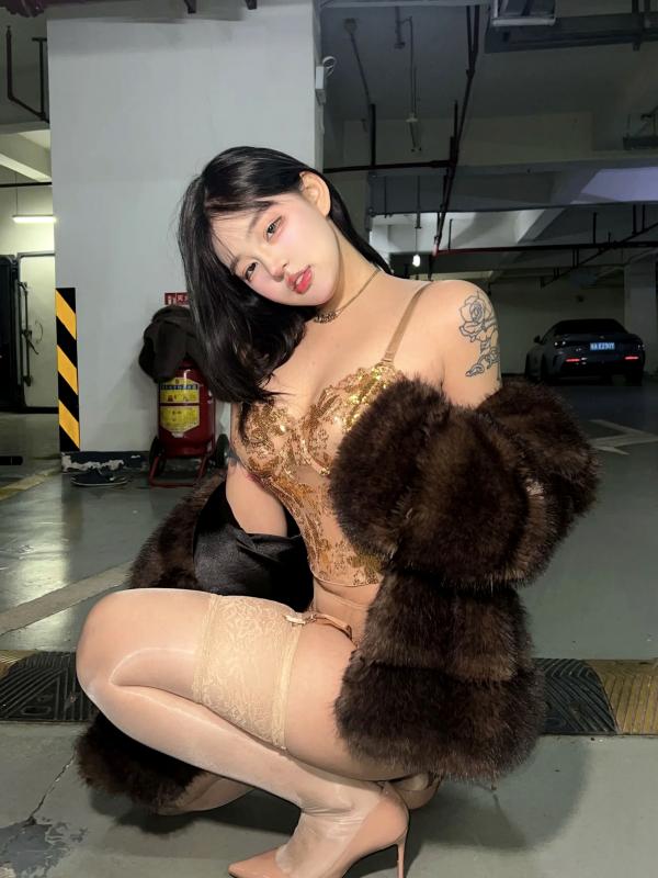    小u优优子 地下车库性感写真 貂皮大衣搭配蕾丝内衣诱惑 [50P]第27张图片