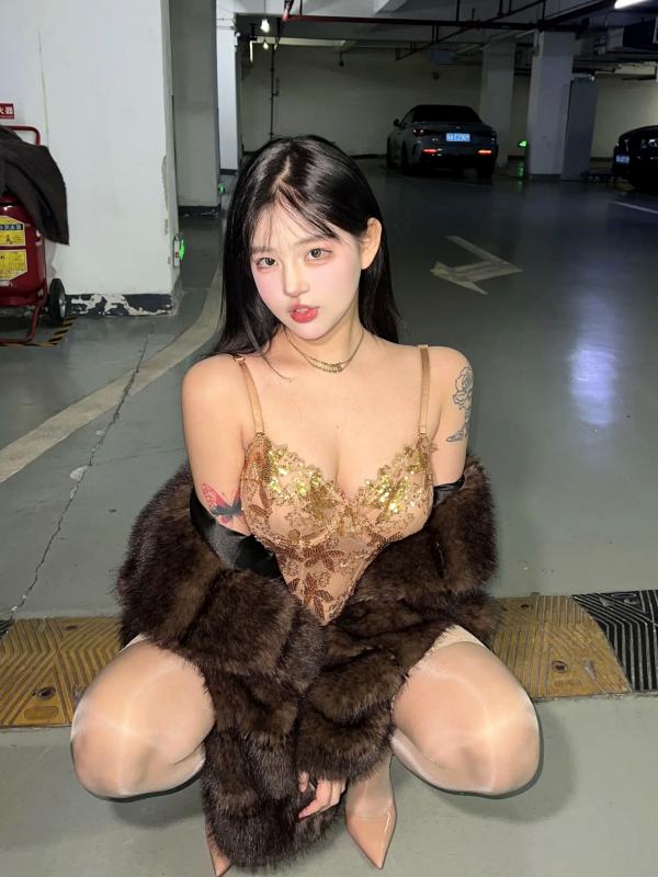    小u优优子 地下车库性感写真 貂皮大衣搭配蕾丝内衣诱惑 [50P]第28张图片