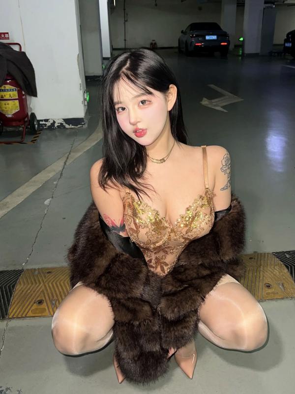    小u优优子 地下车库性感写真 貂皮大衣搭配蕾丝内衣诱惑 [50P]第29张图片